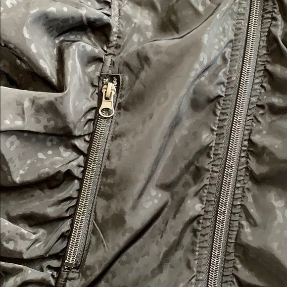 Black packable SAKS Fifth Avenue Ghost Leopard Print Vest - Picture 3 of 8